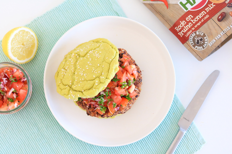 RECEPT BONENBURGER MET GEZOND BROODJE VAN AVOCADO2 - CHICKSLOVEFOOD