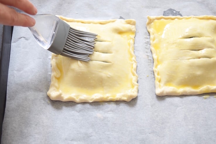 Zalmpakketjes besmeren met ei