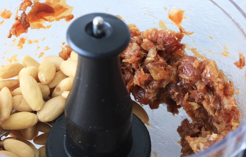 DADELPUREE EN AMANDELEN - CHICKSLOVEFOOD