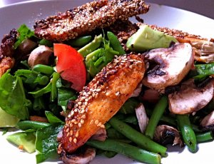 Kipsticks zijn lekker met een groene salade!