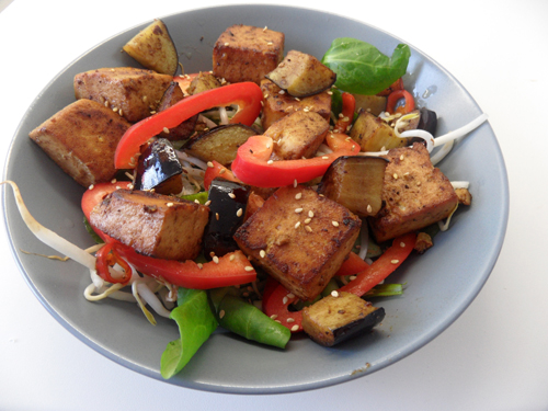 Salade met gemarineerde tofu