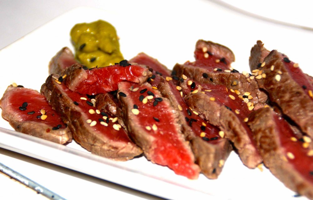 Heel kort gebakken, rauw en supermals van binnen! En nu dopen maar in die sojasaus!