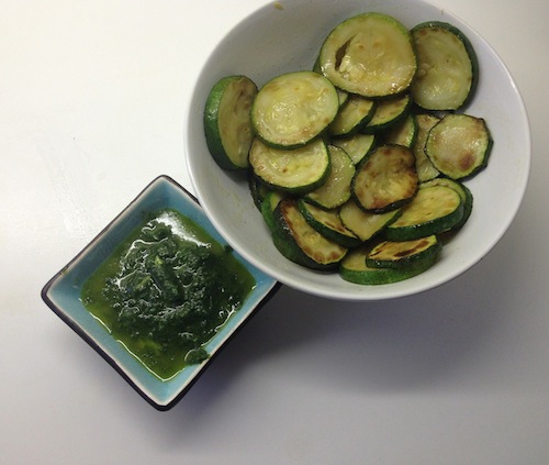 met basilicum-peterselie pesto