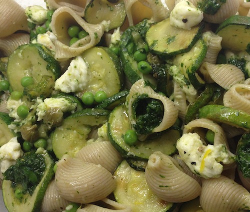 met basilicum-peterselie pesto