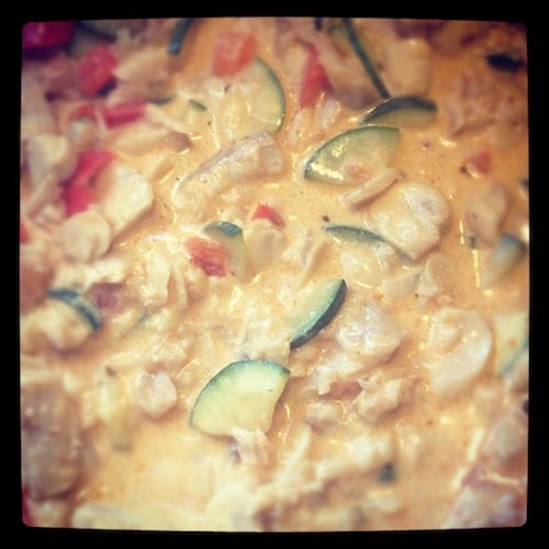 Stap 3: Yoghurt, pesto, mosterd, water en tenslotte de vis bij je groentjes voegen.