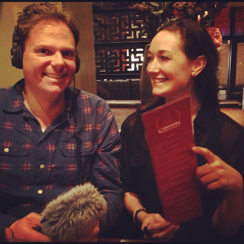 Elise met radio-meneer Chris bij het restaurant.