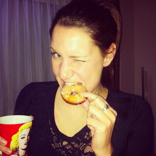 Nina probeert een van mijn mini donuts. Conclusie: LEKKER!