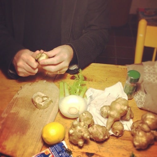 Papa schilt de aardpeertjes.