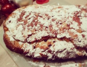 Hallo, kerststol! Deze big boy mag niet ontbreken aan je kerstontbijt.