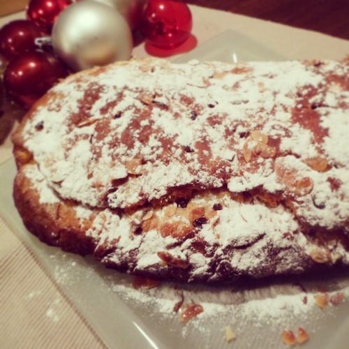 Hallo, kerststol! Deze big boy mag niet ontbreken aan je kerstontbijt.