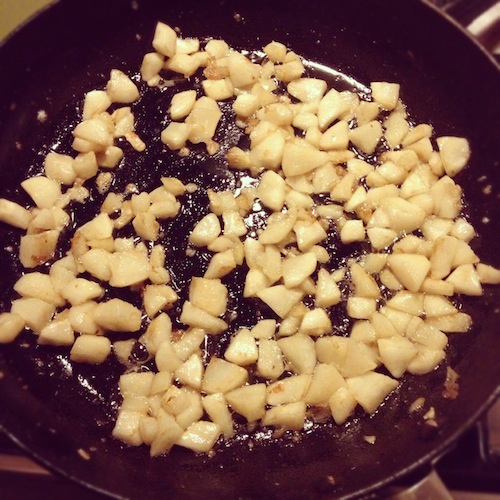 Zodra je de wortelmousse hebt gemaakt, bak je de aardpeerblokjes.