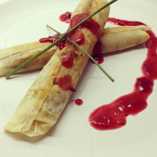 De camembertrolletjes met cranberry-portsaus. YUM!