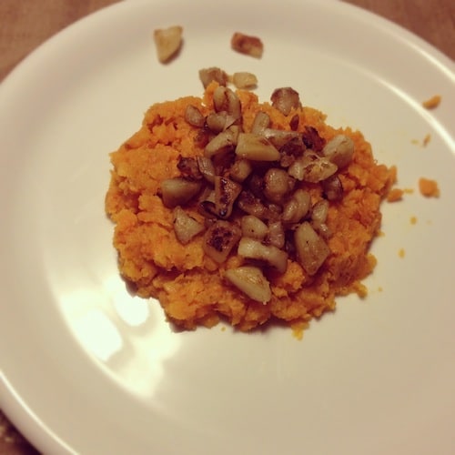 Verdeel de wortelmousse en aardpeerblokjes over vier borden.