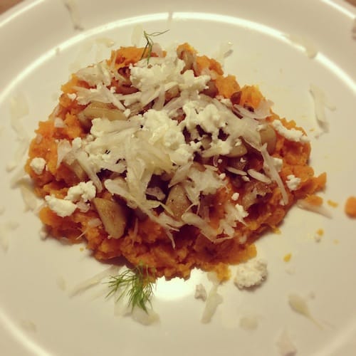 Verdeel er feta en geraspte venkel over.