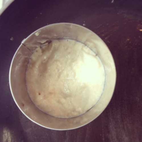 Na de tweede keer rijzen, ga je bakken. Eventueel met een kookring.