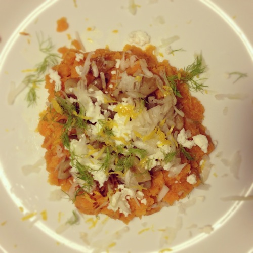 Maak af met de venkeltopjes, citroenrasp en wat druppeltjes citroensap.