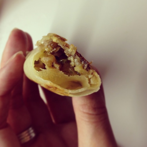 En zo ziet het er van binnenuit als ze gebakken zijn. Een bruin prutje dat ongelooflijk lekker is!