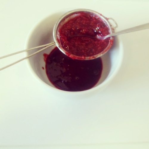 Het frambozensap maak je met behulp van een zeef.