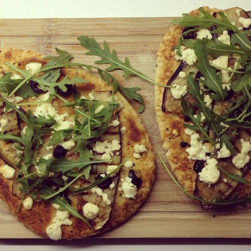 Naanbrood belegd met heerlijke gegrilde aubergine, zoute feta en olijfjes en pittige rucola. Een topper!