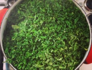 De kleur van boerenkool is zo mooi! Dit wordt een heerlijke stamppot.