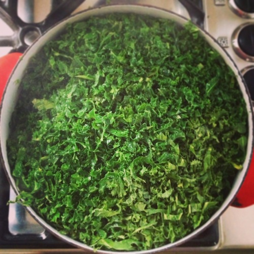 De kleur van boerenkool is zo mooi! Dit wordt een heerlijke stamppot.