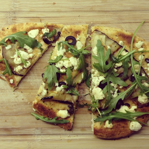 Nadat de kaas lekker zacht is geworden, haal je ze onder de gril vandaan en verdeel je de rucola erover.