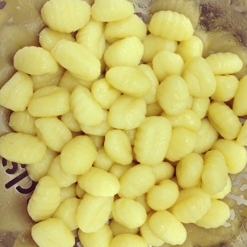 De gnocchi doe je twee minuten in kokend water en giet je dan af.