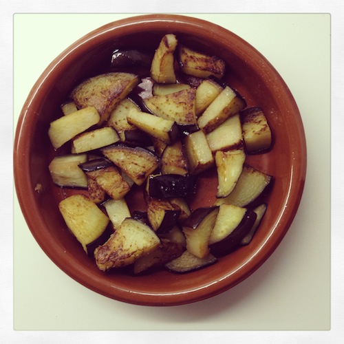 De aubergine bak je apart en laat je even uitlekken.