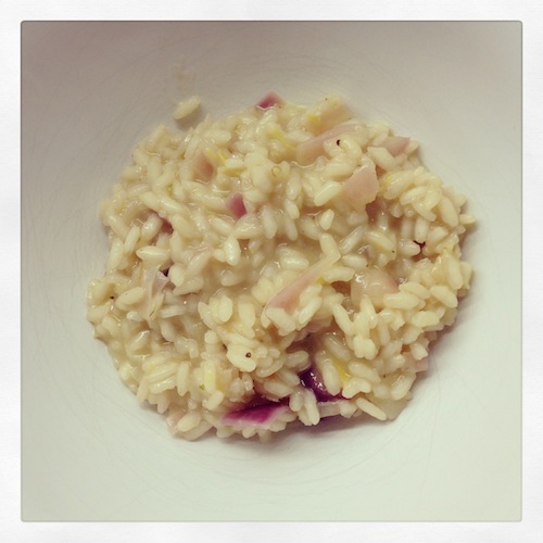 Nog even afmaken met basilicum, kaas en aubergine en opdienen maar!