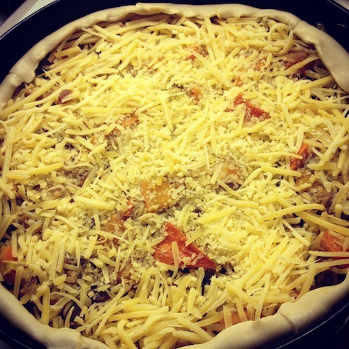 Bestrooi met kaas. En de oven in!