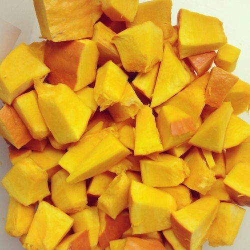 Een halve pompoen in grove blokjes.
