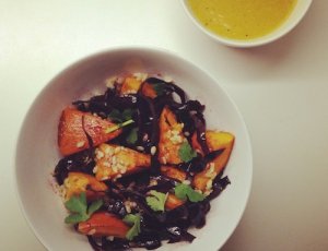 Lauwwarme salade van pompoen, rijst, rodekool en fruitsapjes. Heerlijk!