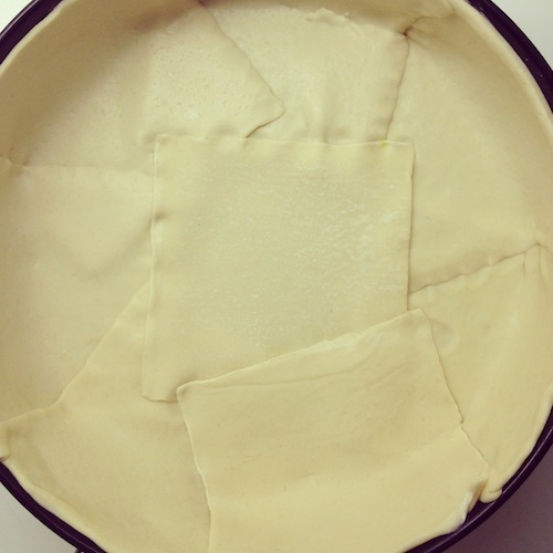 Bekleed je ingevette springvorm met plakjes deeg voor hartige taart.