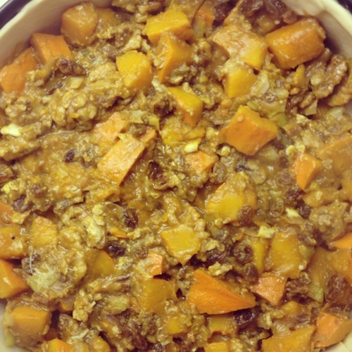 Kieper het gehele mengsel, dus ui, prei, knoflook, pompoen, ketjap, walnoten, rozijnen, peper en zout, in de springvorm.