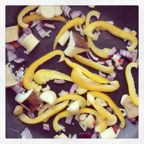 Lauwwarme noedelsalade