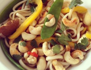 Lauwwarme noedelsalade