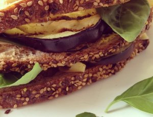 Kaassandwich met gegrilde aubergine