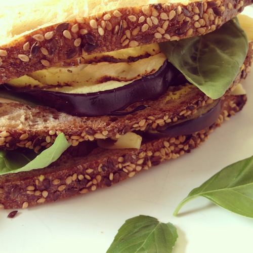 Kaassandwich met gegrilde aubergine