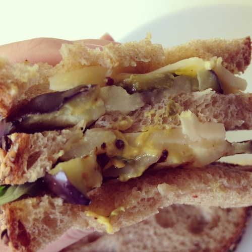 Kaassandwich met gegrilde aubergine