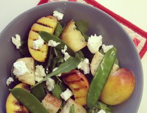 Salade met gegrilde perzik