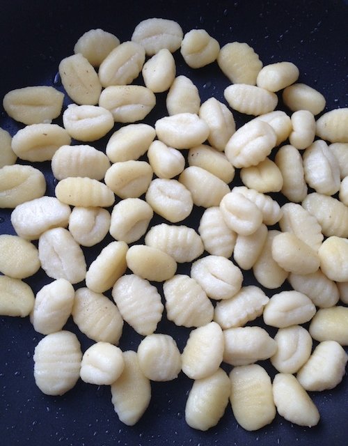 Gnocchisalade met rode pesto