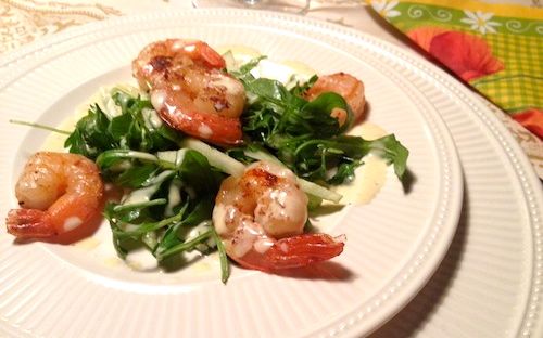 Salade met kerriegarnalen.