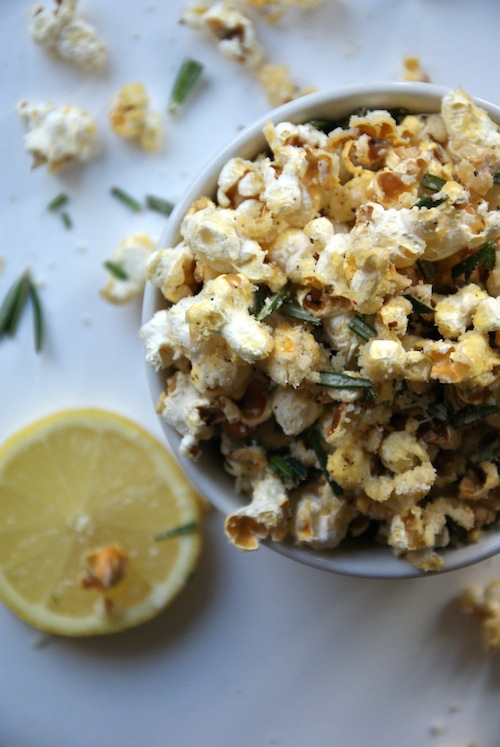 Parmezaan rozemarijn popcorn