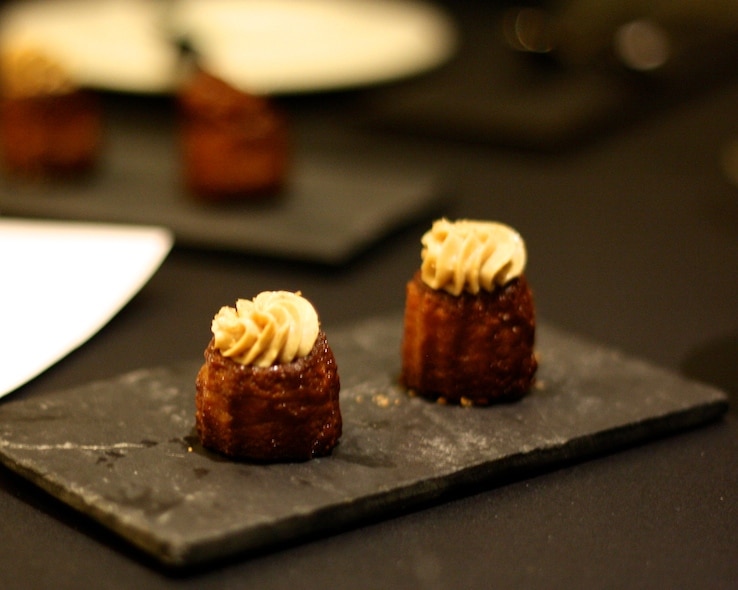 Het leuke aan het eten bij FG is dat je voordat je überhaupt begint aan je 7-gangen, je al minstens 3 gangen aan amuses mag eten. Zie hier de amuse met eendenlever.