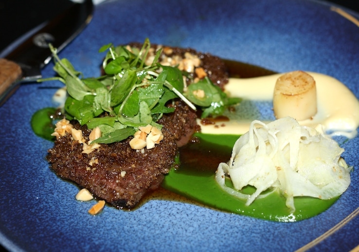 Als er een winnaar aangewezen zou moeten worden is het toch dit vleesgerecht. Malser dan dit kan niet en de combinatie met amandelen en koffiebonencrunch is echt magisch.