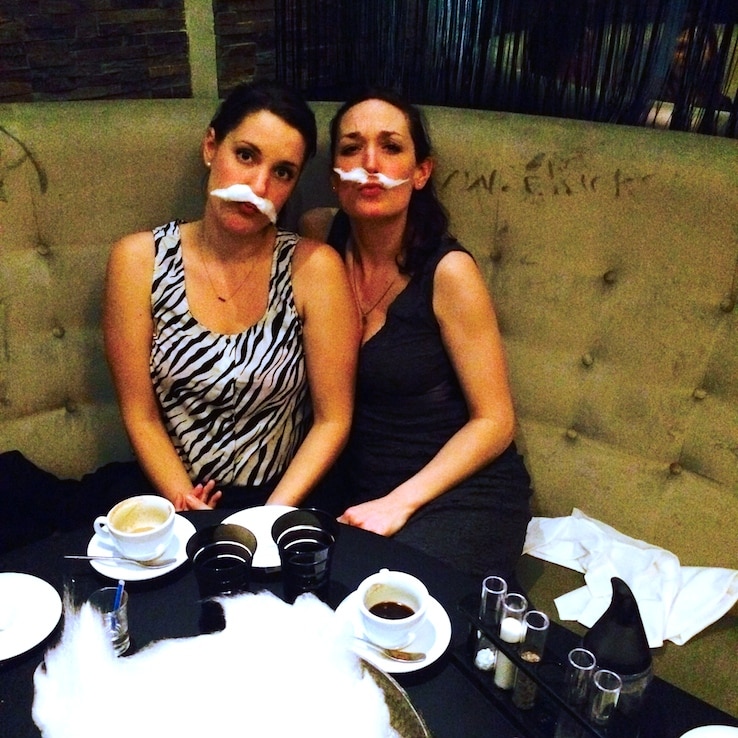 Op het einde krijg je een suikerspin waarin zoete versnaperingen zitten verstopt. En ja na 5 (!) uur tafelen konden we ons nog maar nauwelijks gedragen....