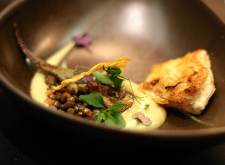 Omdat Nina geen vlees eet, kreeg zij een aangepast menu: zie hier haar visje met artisjok. Ook een kunstwerk!