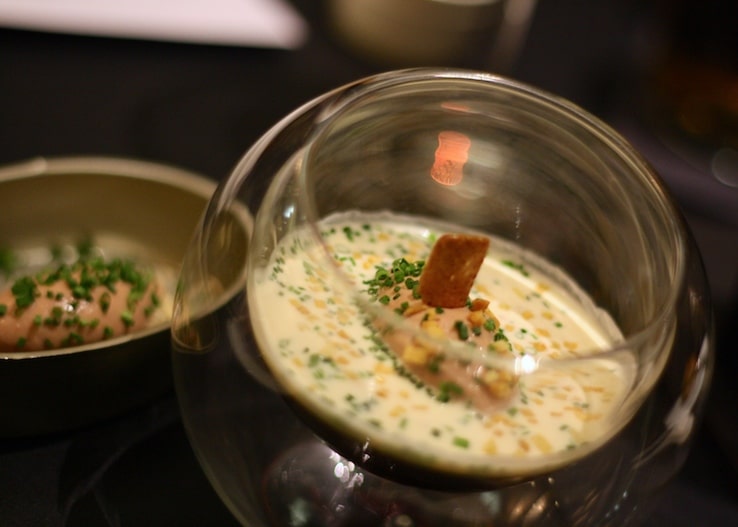 Het eerste gerecht: een kommetje met o.a. eendenfoie was een waar kunstwerkje. Zo leuk, want mijn vriend was voor het eerst in een sterrenresto en wist niet wat hem overkwam :-)