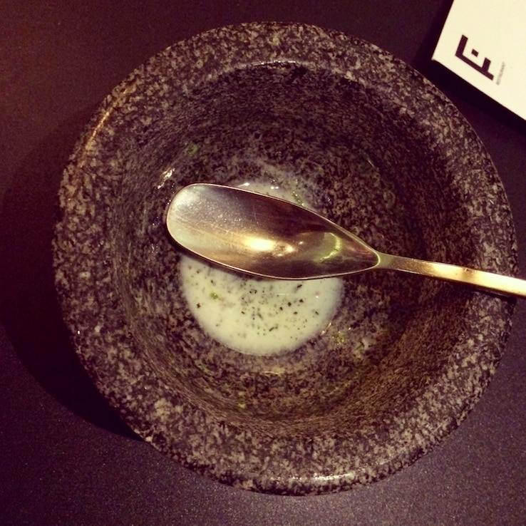 Het is zoo gek dat een kommetje met wat groene blaadjes en peperkorrels verandert in een heel fris ijsachtige substantie!