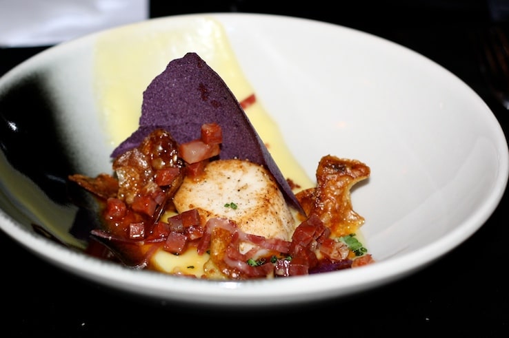 Dit was goddelijk, ik kan niet anders zeggen: een coquille die smelt op je tong, gecombineerd met het zoute van een prachtige ham en chorizo-jus. Wow, ow wat hou ik toch van mooi eten!